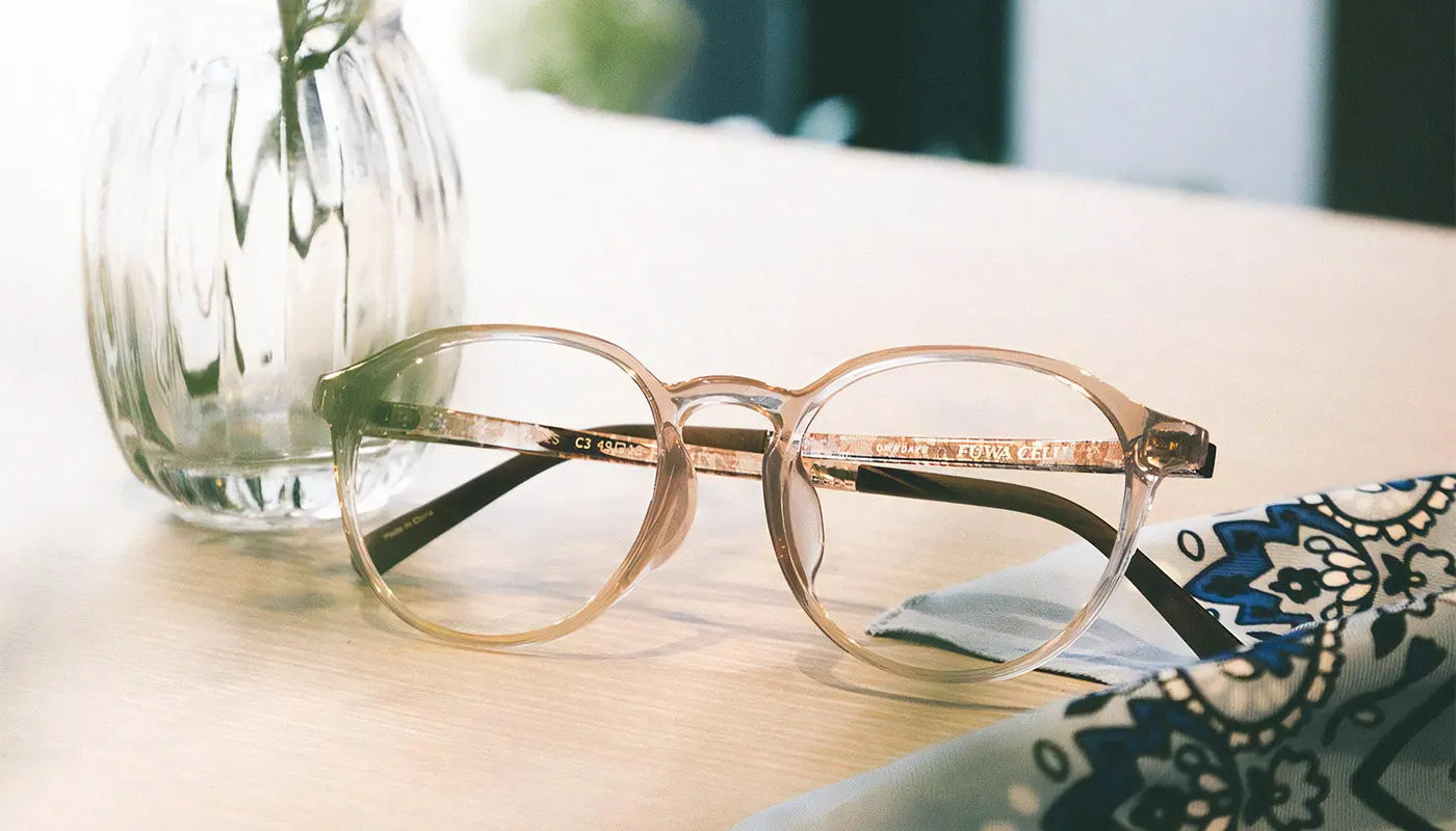 掌握人氣潮流單品！「透明眼鏡」怎麼戴才好看？