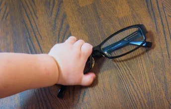 子どもによくメガネを触られる